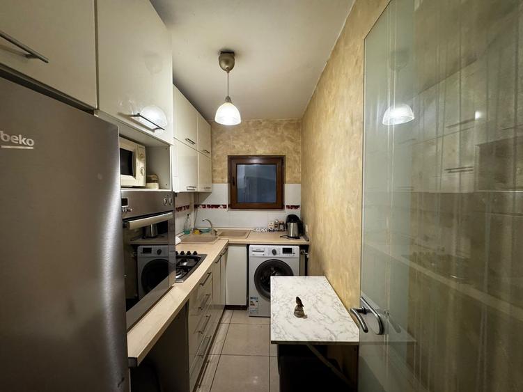 Apartament cu 3 camere semidecomandat, mobilat în Dacia