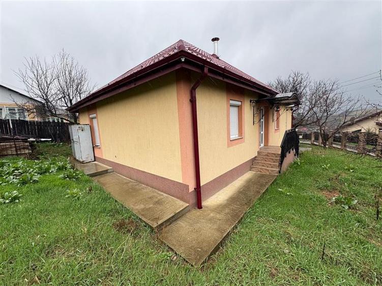 Casă cu 3 camere cu Teren 496 Mp în Tomești