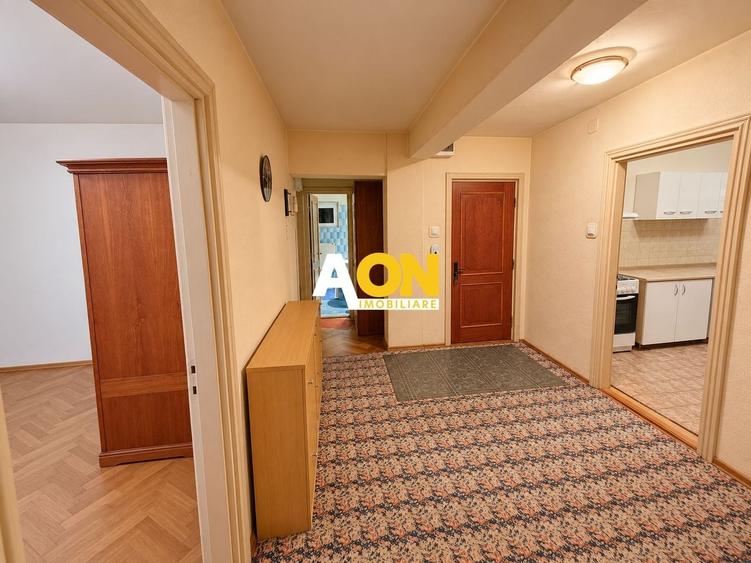 Apartament cu 4 camere decomandat în Central