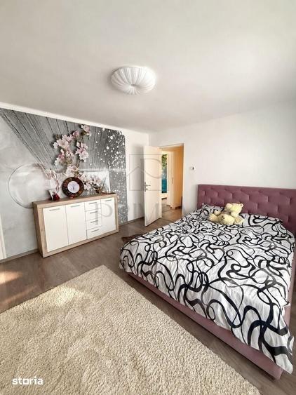 Apartament cu 4 camere decomandat în Est