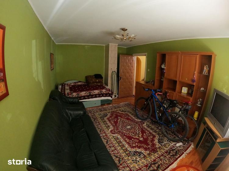 Apartament cu 4 camere decomandat în Central