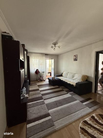 Apartament cu 2 camere semidecomandat în Craiovița Nouă