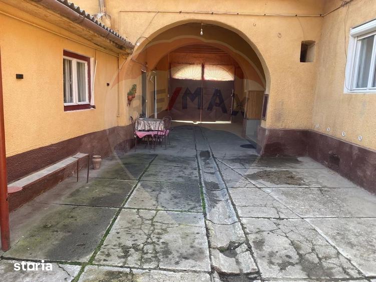 Casă cu 7 camere cu Teren 2522 Mp în Brateiu