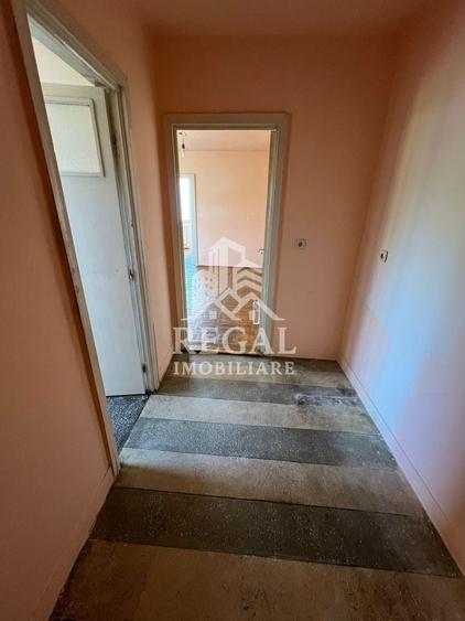 Apartament cu 3 camere semidecomandat în Central