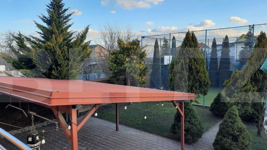 Casă individuală cu 9 camere cu Teren 868 Mp în Est