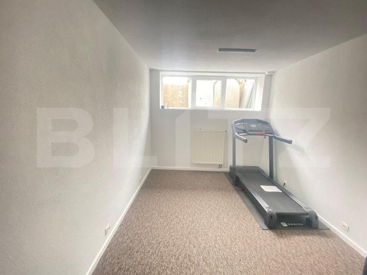 Casă individuală cu 12 camere cu Garaj în Florilor