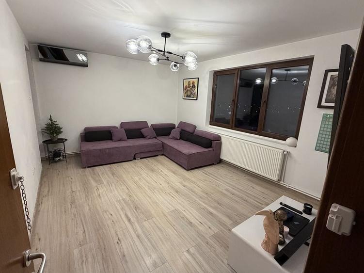 Apartament cu 3 camere decomandat în Uiești