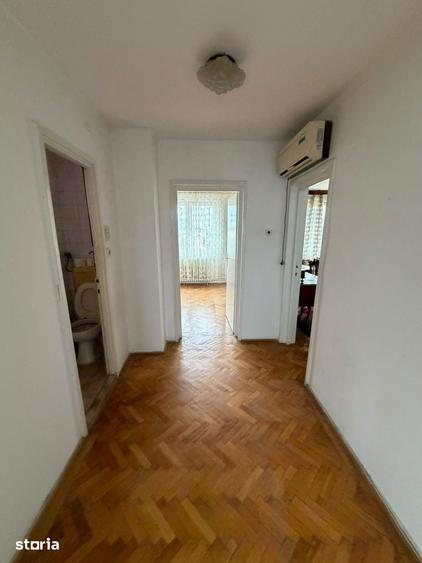 Apartament cu 3 camere semidecomandat în Punctele Cardinale