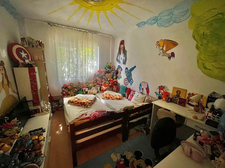 Apartament cu 4 camere semidecomandat în Micălaca
