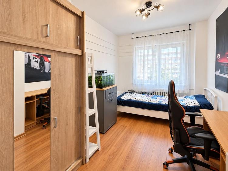 Apartament cu 3 camere decomandat, mobilat în Aurel Vlaicu