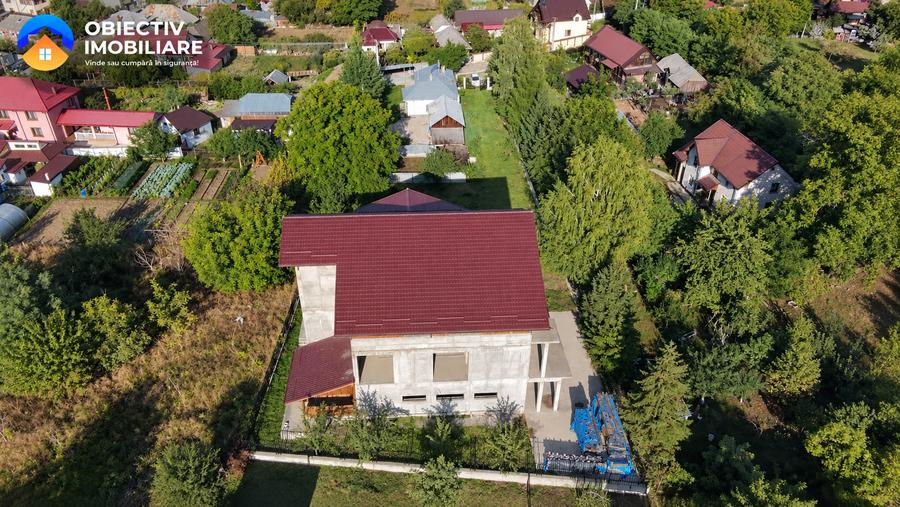 Casă individuală cu 5 camere cu Teren 1400 Mp în Central