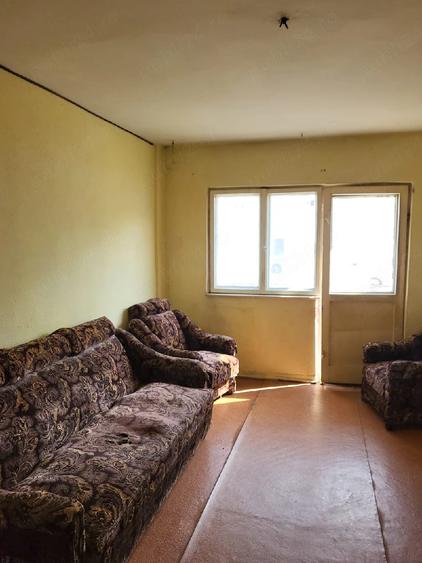 Apartament cu 3 camere decomandat în Pajura