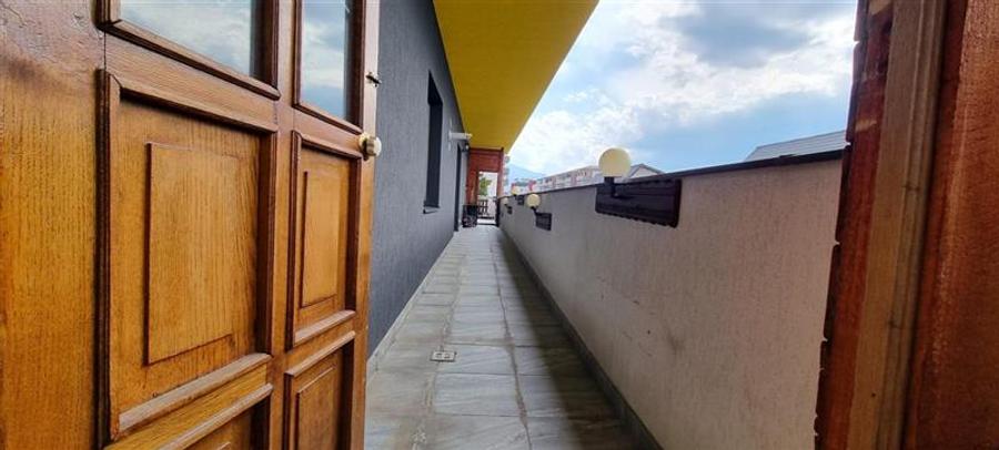 Apartament cu 3 camere decomandat, mobilat în Tractorul