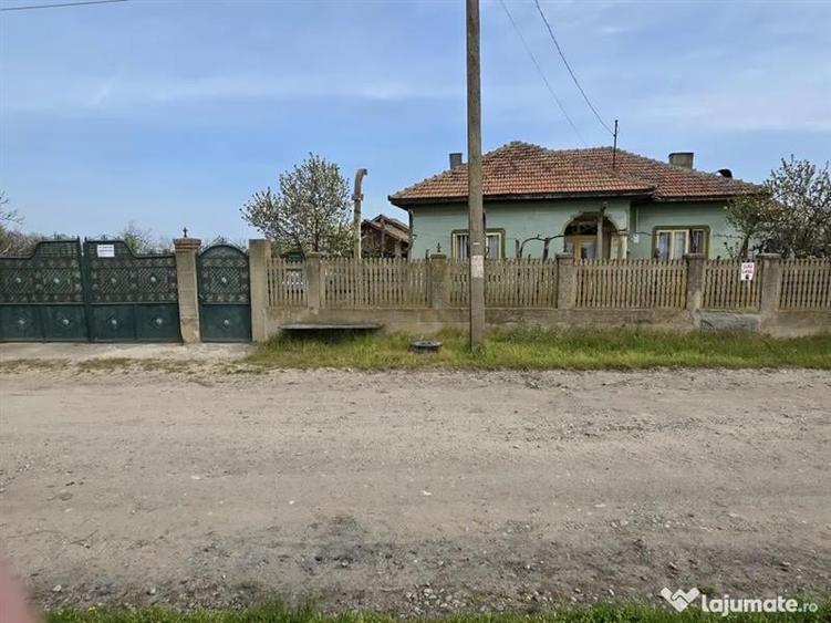Casă individuală cu 3 camere cu Teren 3600 Mp în Soreni
