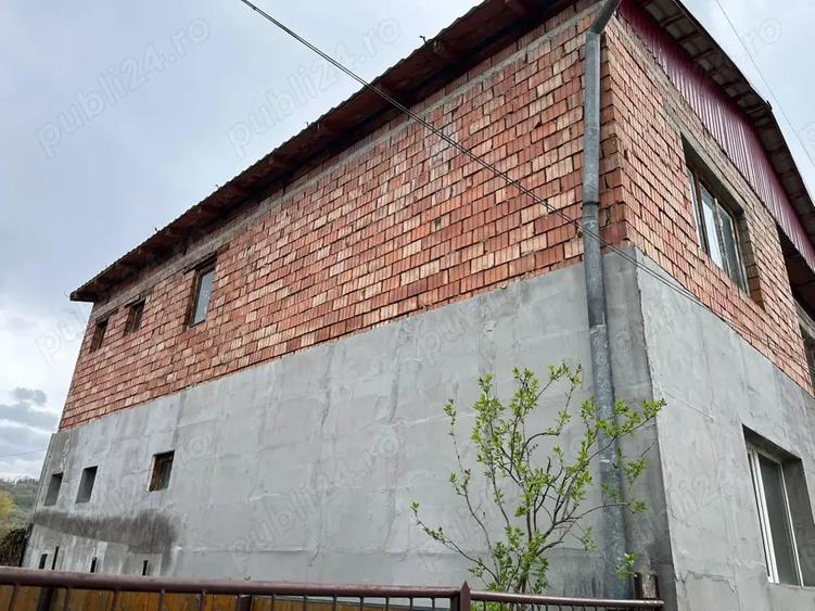 Casă cu 5 camere cu Teren 300 Mp în Bratca
