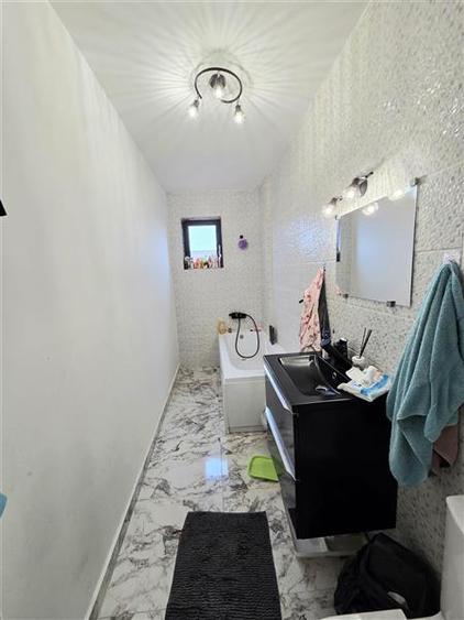 Apartament cu 3 camere decomandat, mobilat în Palazu Mare