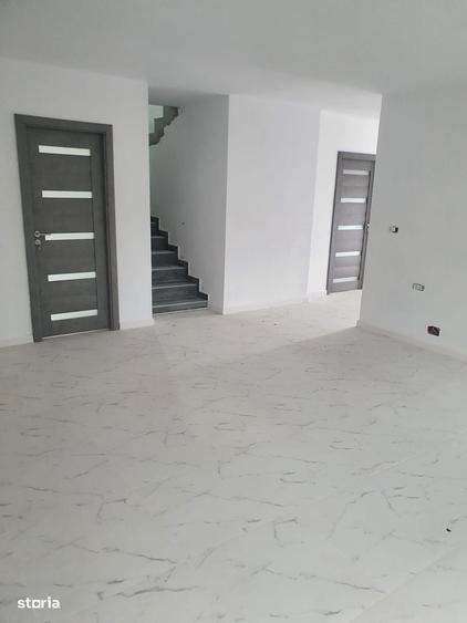 Casă cu 4 camere în Scutaru