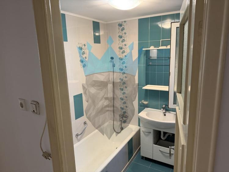 Apartament cu 3 camere semidecomandat, mobilat în P-ța Rosetti