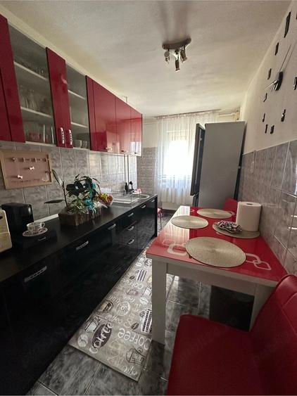 Apartament cu 3 camere semidecomandat în Aurel Vlaicu
