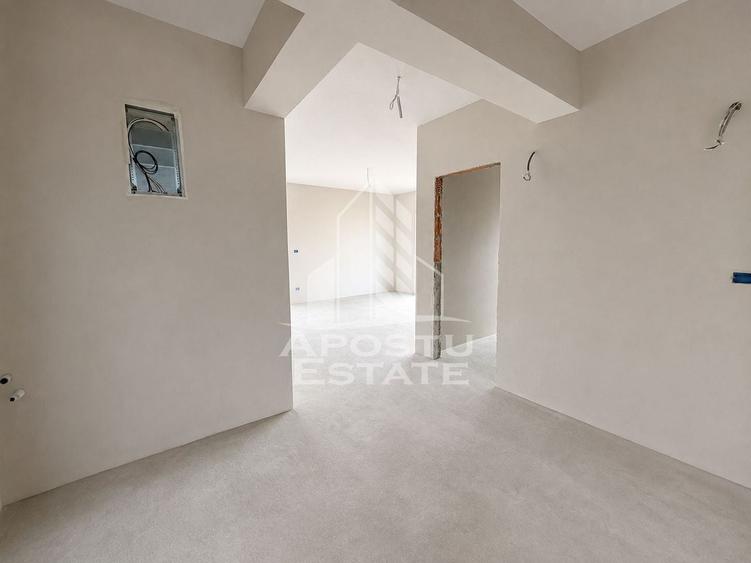 Apartament cu 3 camere semidecomandat în Giroc