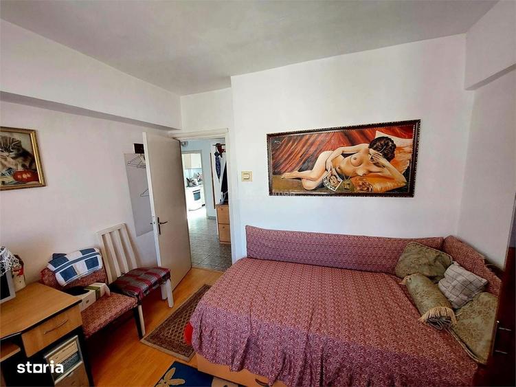 Apartament cu 3 camere decomandat în Piața