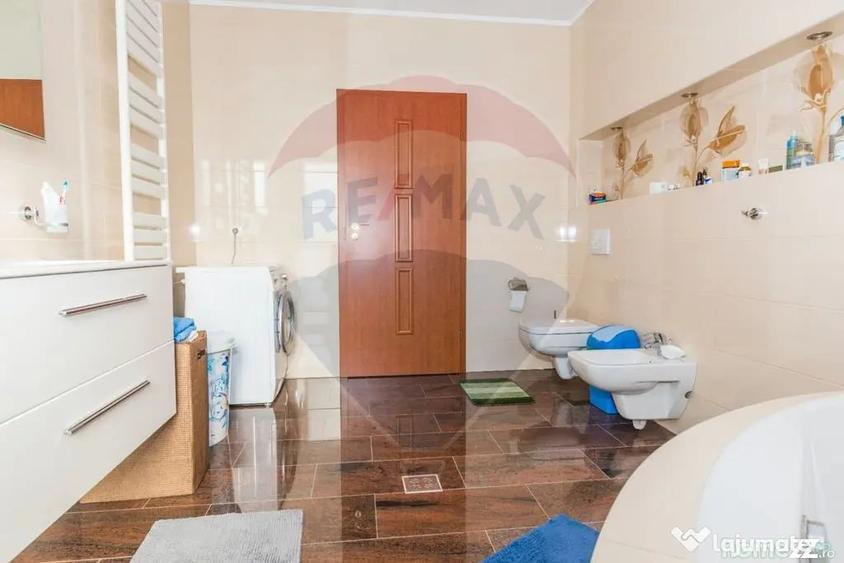 Casă cu 7 camere cu Teren 1071 Mp în Central