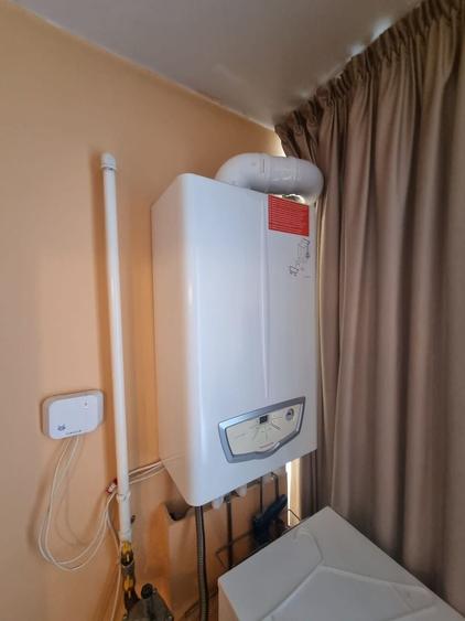 Apartament cu 3 camere decomandat, mobilat în Poarta 6