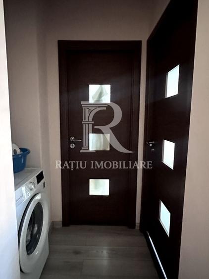 Apartament cu 3 camere semidecomandat, mobilat în Central