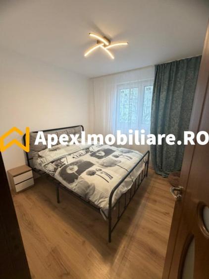 Apartament cu 3 camere semidecomandat în Berceni