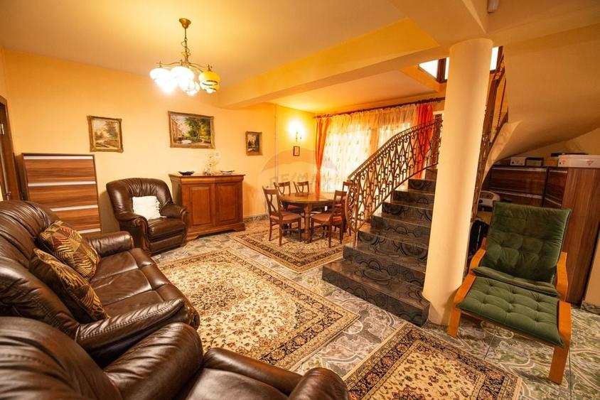 Casă individuală cu 6 camere cu Piscina în Central