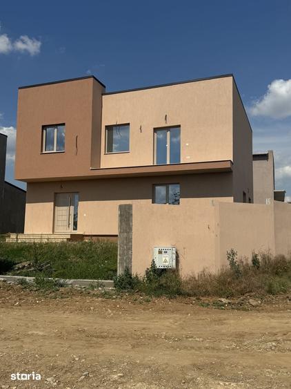 Casă cu 4 camere cu Teren 420 Mp în Plaiul Vulcanești