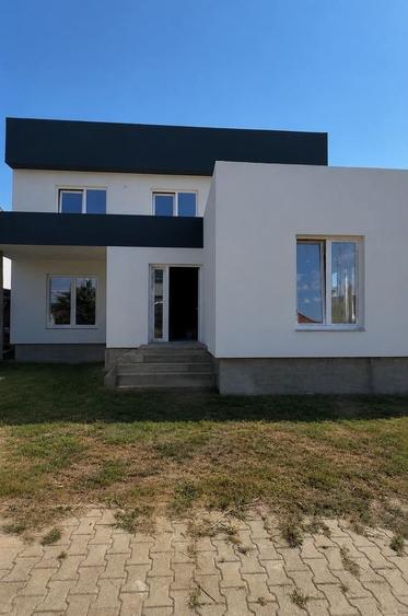 Casă individuală cu 4 camere cu Canalizare în Exterior Sud