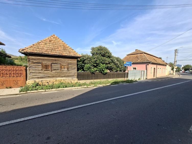 Casă cu 4 camere în Iara