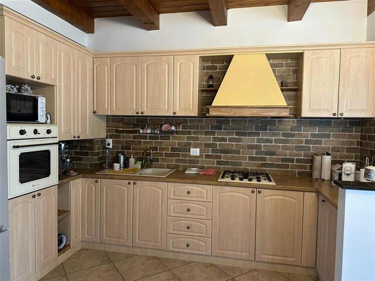 Casă individuală cu 4 camere cu Teren 330 Mp în Central