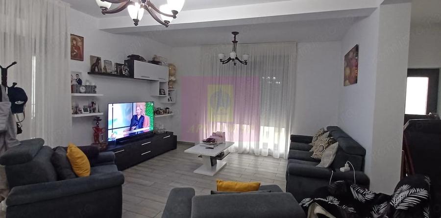 Casă cu Teren 450 Mp în Săbăreni