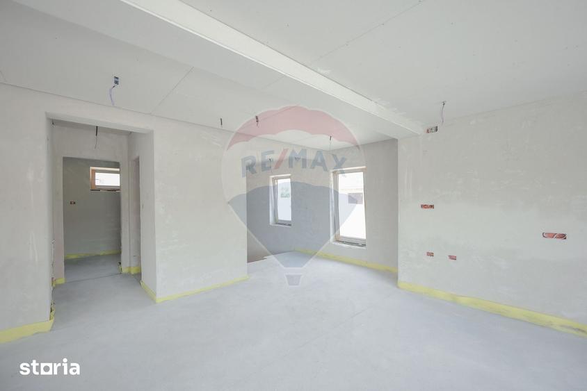 Casă cu 5 camere cu Teren 435 Mp în Paleu