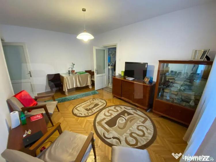Apartament cu 3 camere semidecomandat, mobilat în Calea București