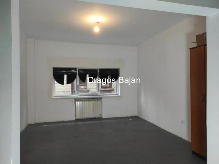 Apartament cu 4 camere decomandat în Calea Călărașilor