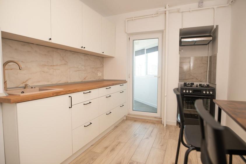 Apartament cu 3 camere decomandat în Exterior Vest