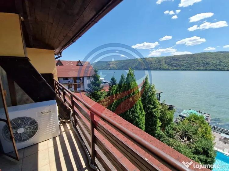 Casă cu 20 camere cu Teren 1632 Mp în Eșelnița