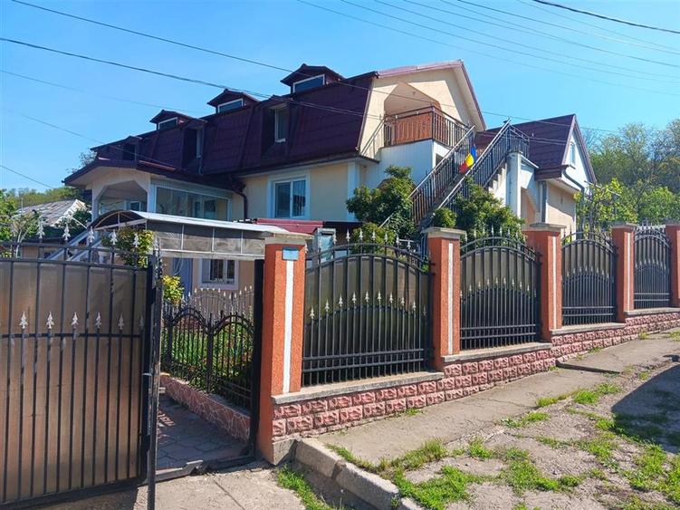 Casă cu 9 camere cu Canalizare în Cârlig