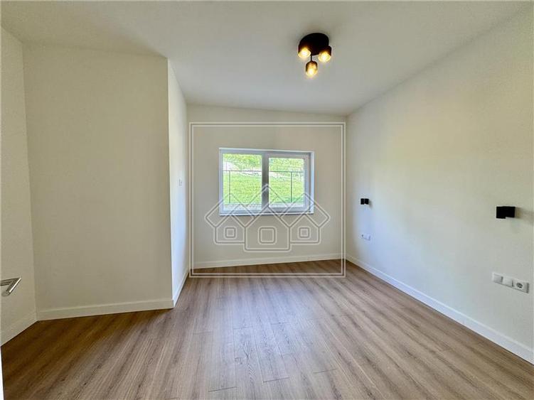 Apartament cu 3 camere decomandat în Exterior Vest