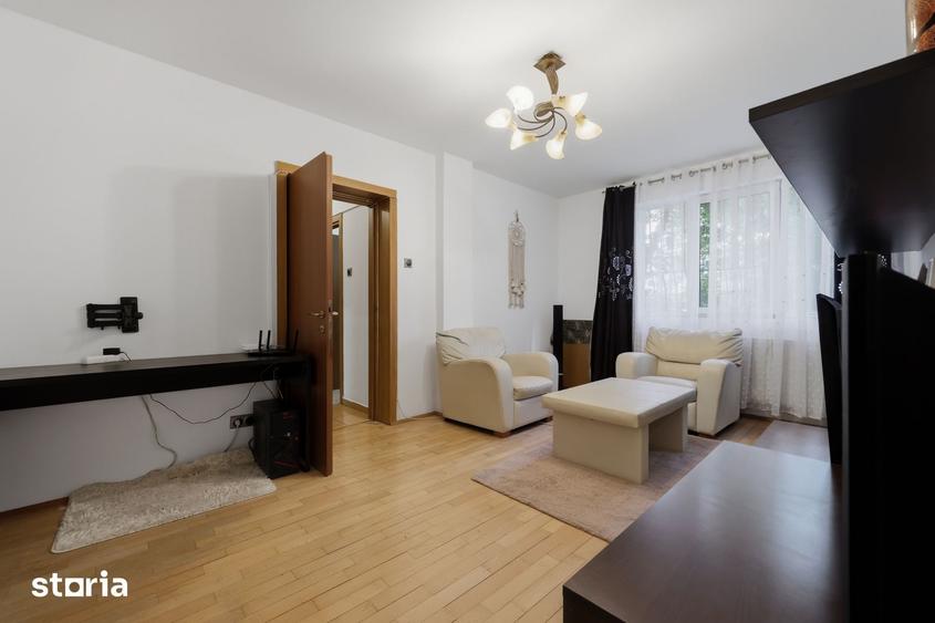 Apartament cu 3 camere, mobilat în Pajura