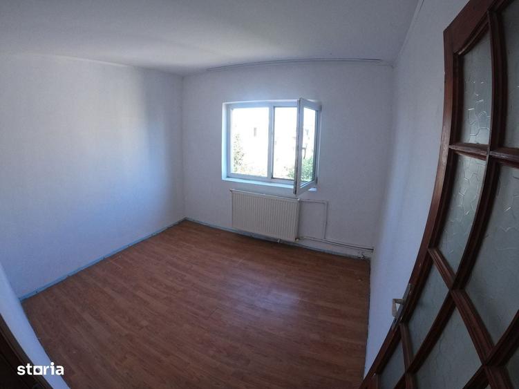 Apartament cu 3 camere semidecomandat în Tineretului