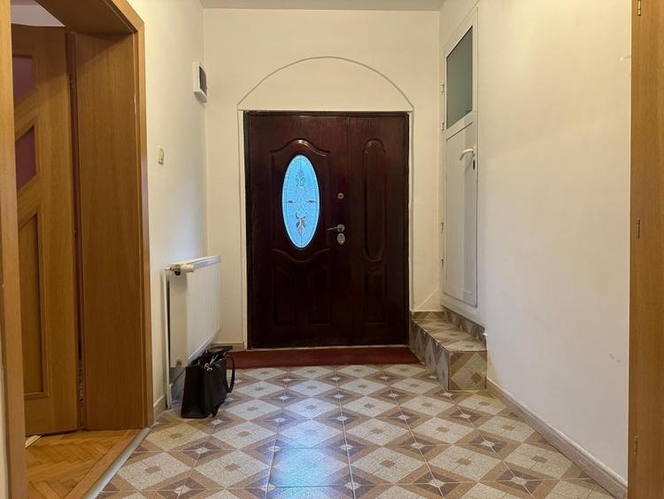 Apartament cu 3 camere, mobilat în Florilor