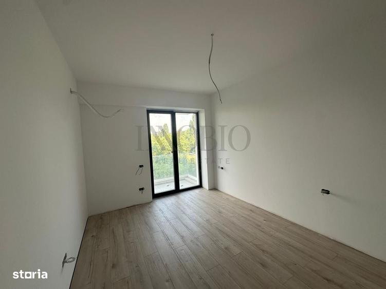 Apartament cu 3 camere semidecomandat în Sisești