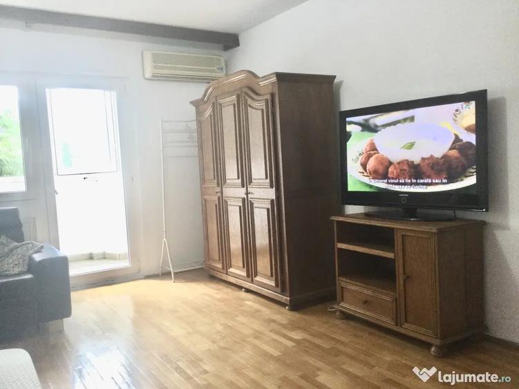 Garsonieră decomandată în Victoriei