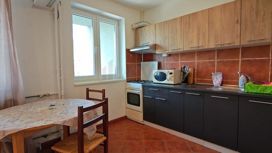 Apartament cu 3 camere semidecomandat, mobilat în Timișoara
