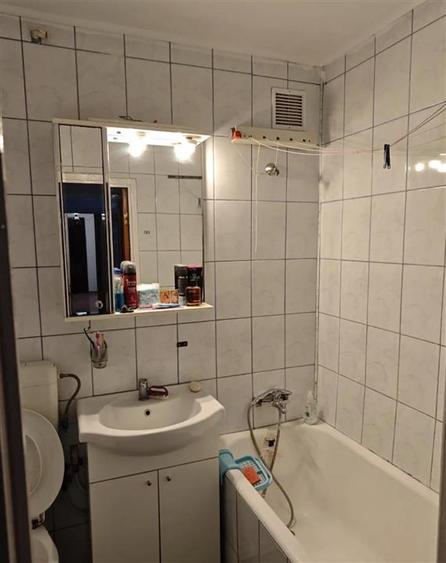 Apartament cu 3 camere semidecomandat, mobilat în Berceni