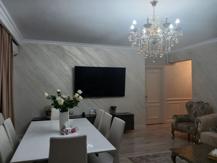 Apartament cu 4 camere semidecomandat în Bucureștii Noi